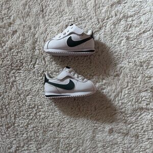 Nike Kids White and Dark Green (Vintage Green) easy on Cortez Sneakers